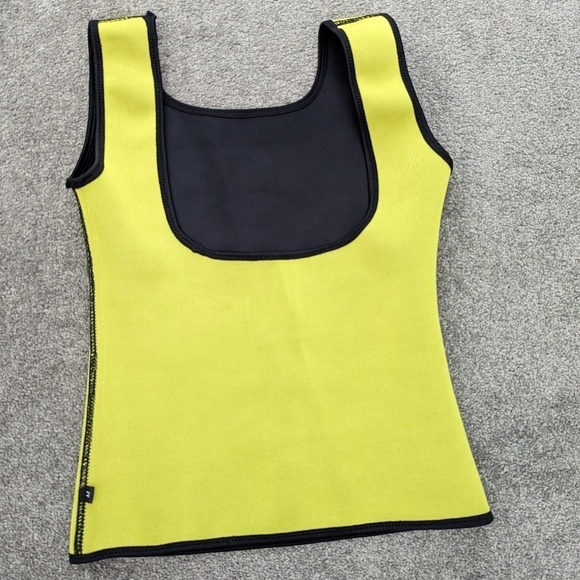 Black rash guard with yellow lining size Medium - Picture 6 of 8